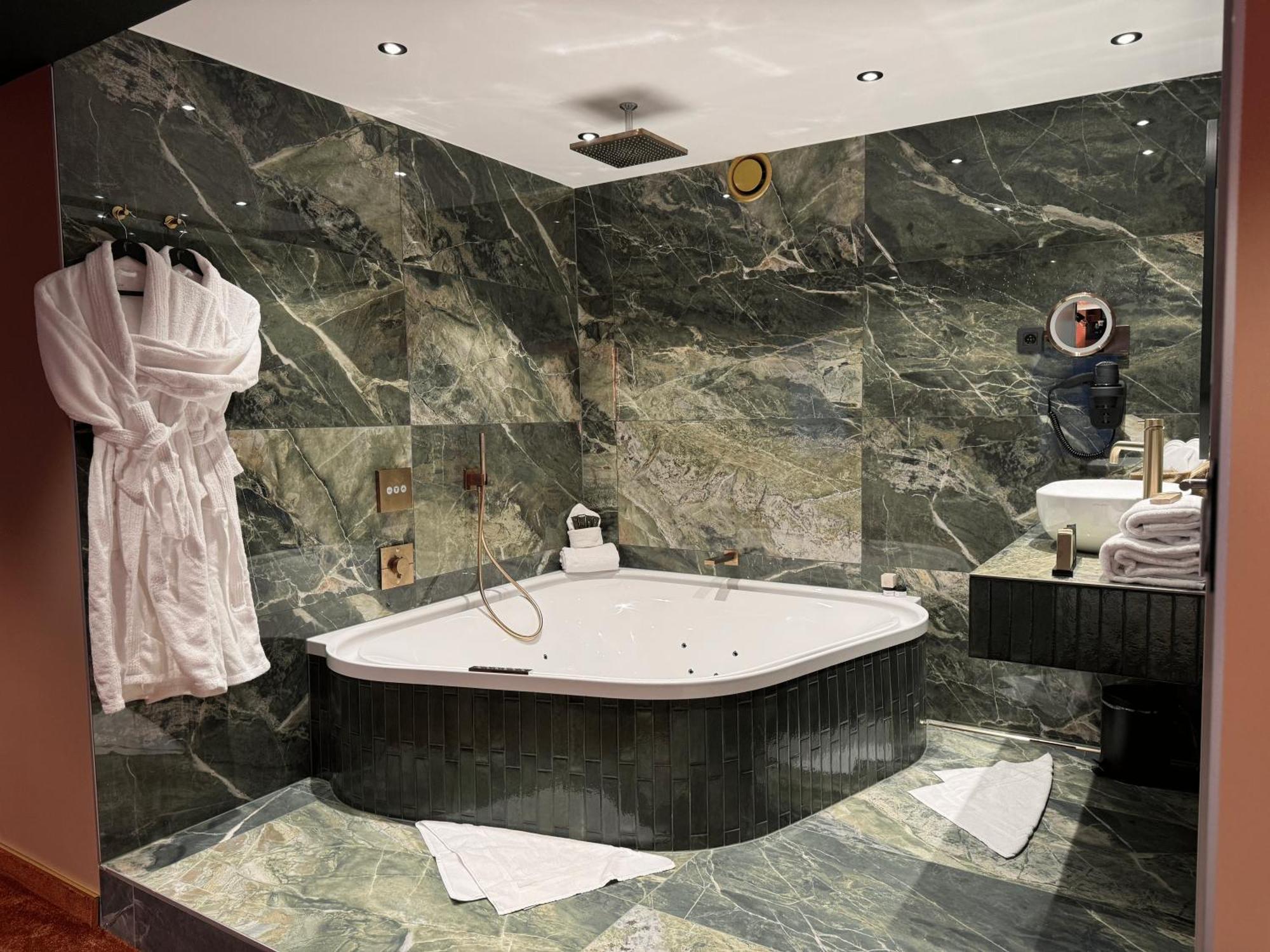 Hotel Restaurant Van Der Valk Nivelles-Sud Buitenkant foto
